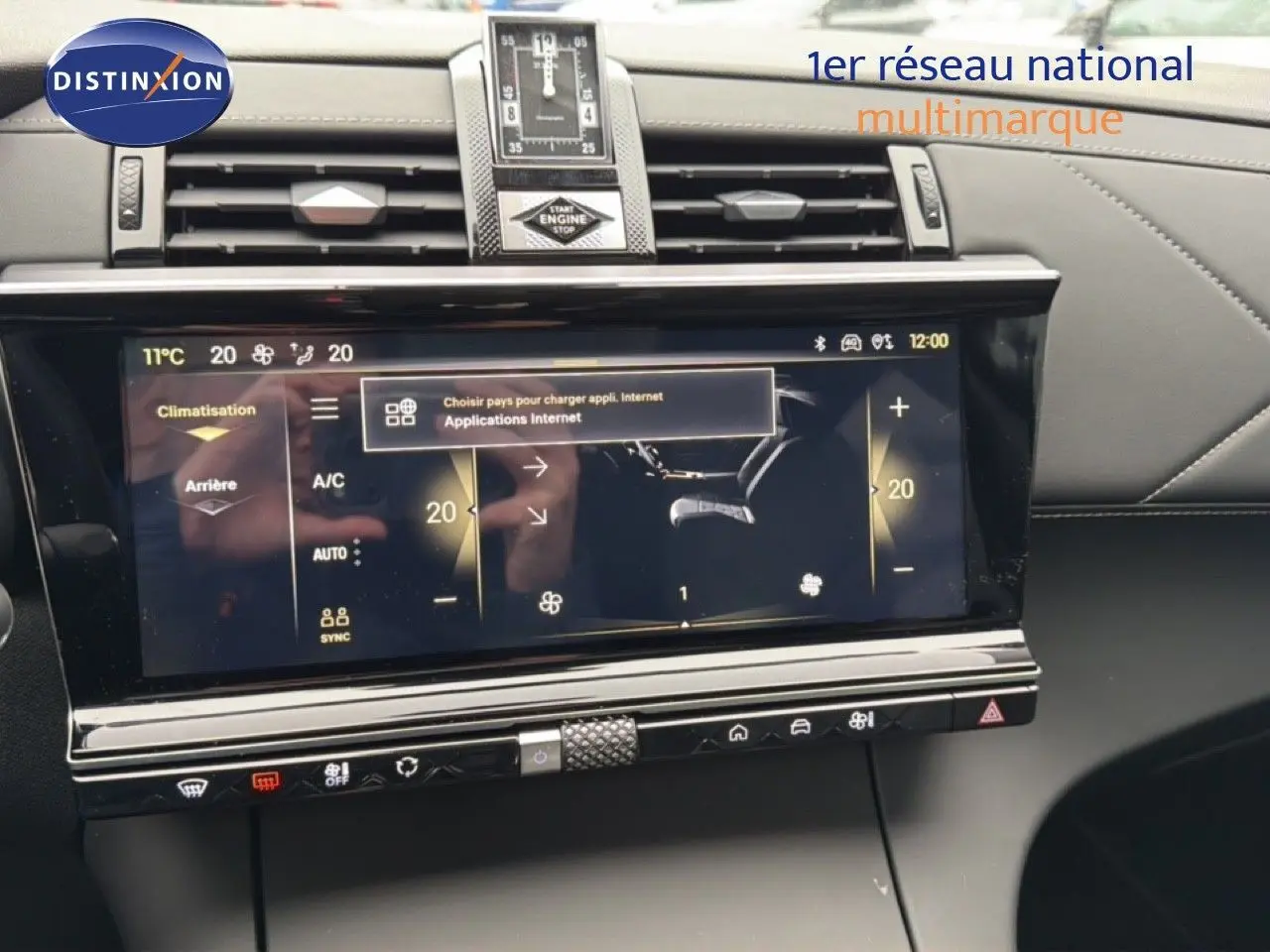 Écran tactile central du tableau de bord du DS7 gris titane, affichant la climatisation et les applications internet.