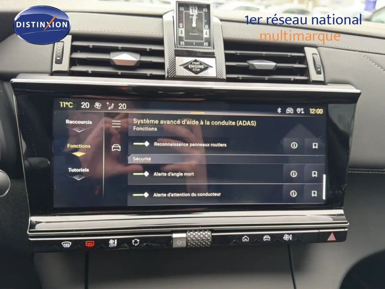 Tableau de bord du DS7 2024 avec écran tactile affichant les aides à la conduite, finition cuir noir visible.