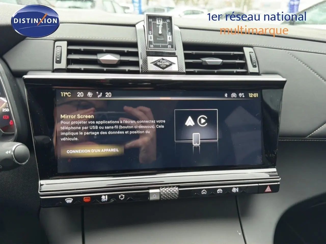 Tableau de bord du DS7 2024 avec écran tactile central affichant la fonction Mirror Screen, ambiance intérieure noire.