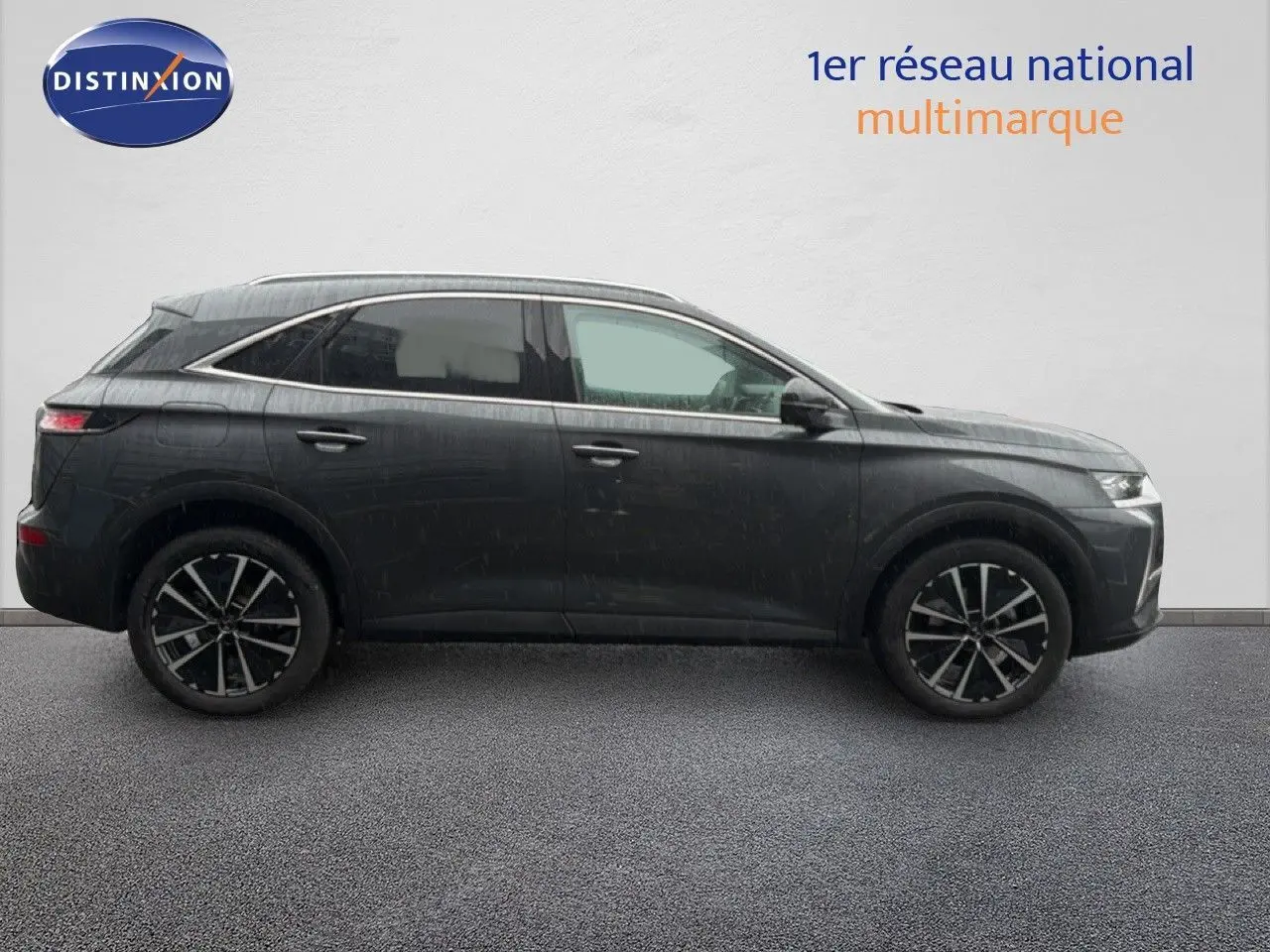Profil côté droit du SUV DS7 2024 gris titane métal avec jantes noires et détails chromés élégants.
