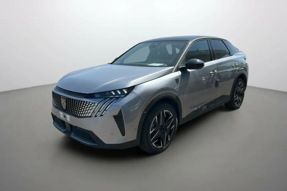 Peugeot 3008 Hybrid 145 GT Alcantara gris artense avec toit noir, vue 3/4 avant droit mettant en valeur la calandre moderne.