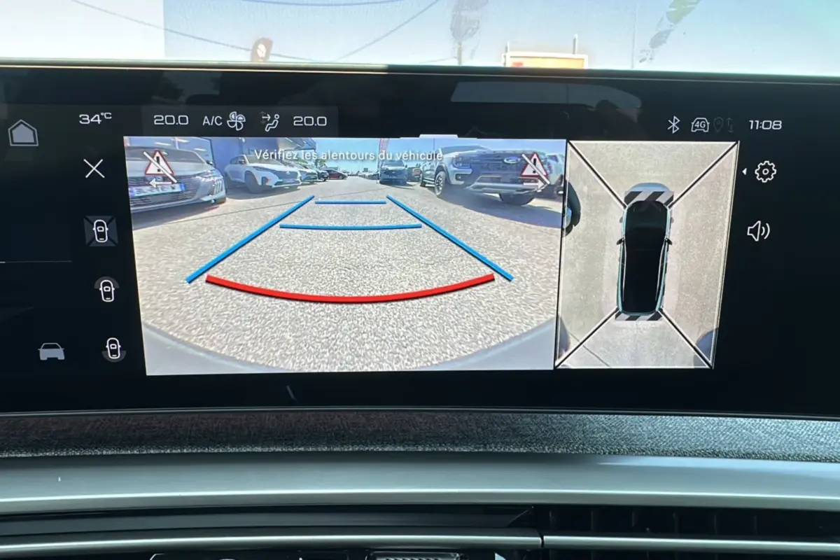 Écran de caméra 360° et recul du Peugeot 3008 Hybrid gris artense avec toit noir, affichage intérieur moderne.