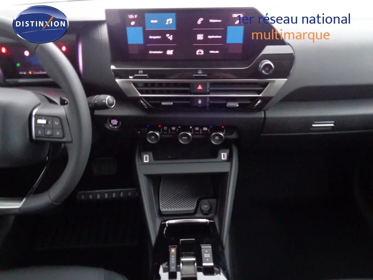Vue intérieure du tableau de bord et console centrale de la Citroën C4 2023 avec écran tactile et commandes digitales.