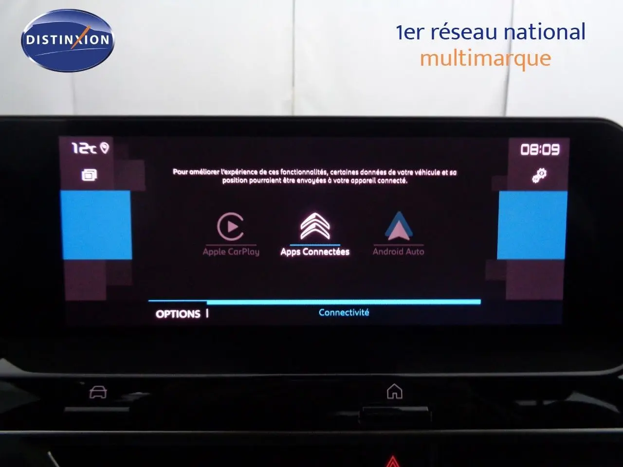 Écran tactile central de la Citroën C4 2023 affichant les options Apple CarPlay, Apps Connectées et Android Auto.