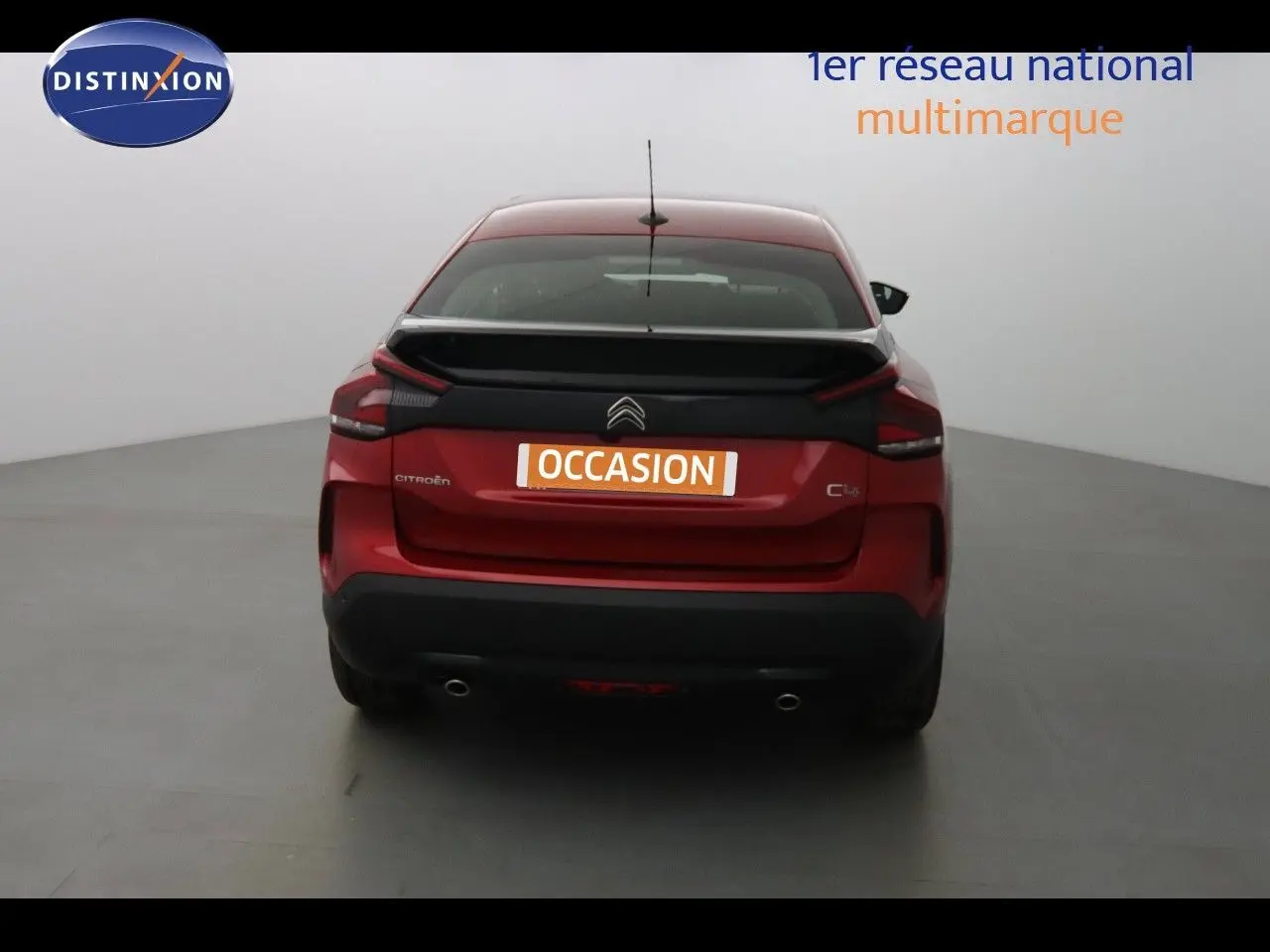 Vue arrière d'une Citroën C4 rouge Elixir Metal avec feux LED et double sortie d'échappement visible.