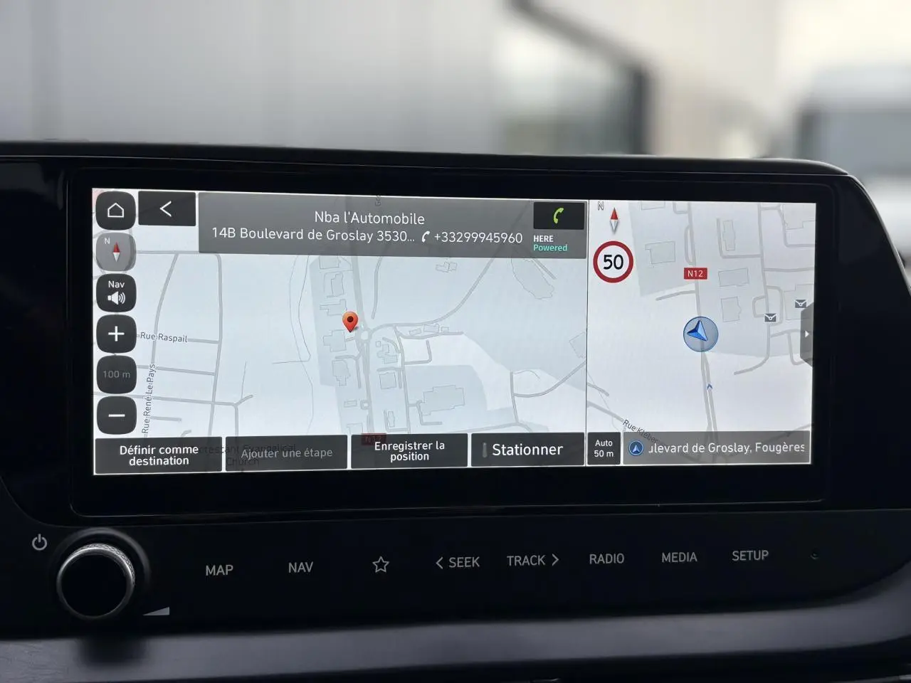 Écran tactile GPS couleur de la Hyundai i20 2025 affichant une carte avec options de navigation.