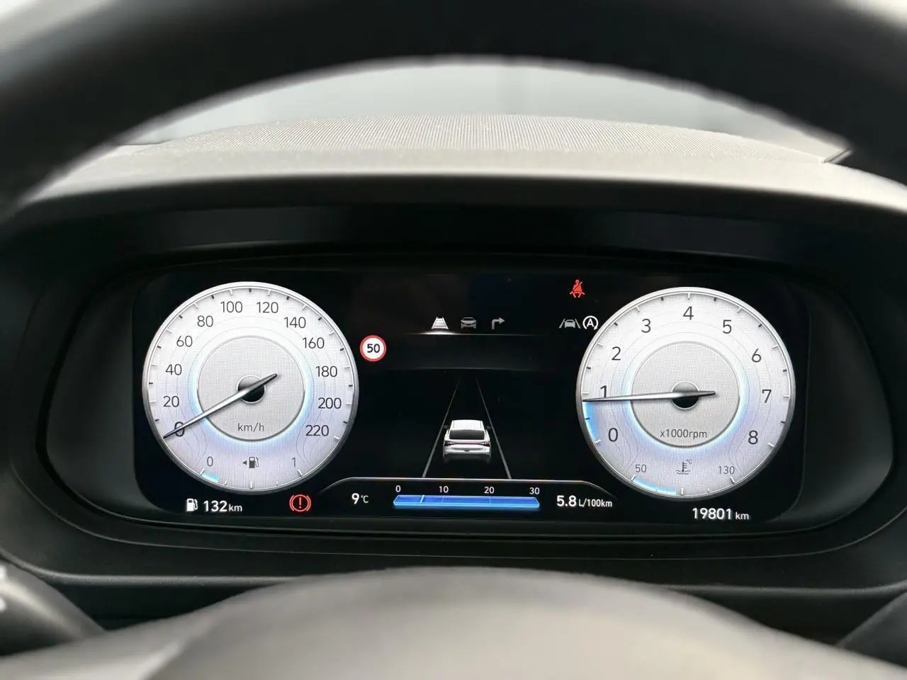 Vue du tableau de bord numérique de la Hyundai i20 2025, affichant vitesse, régime moteur et aides à la conduite.