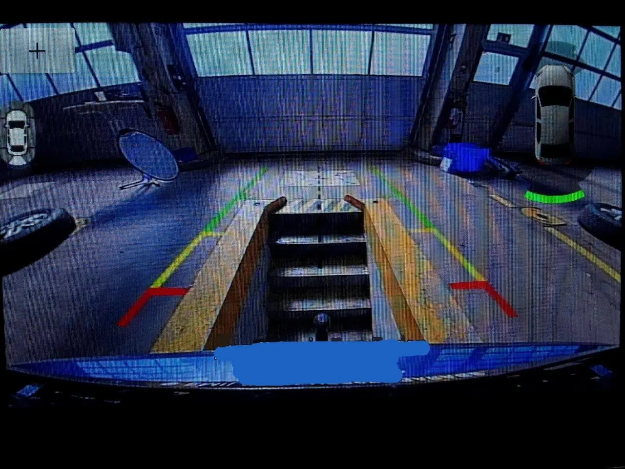 Vue caméra de recul du Ford Kuga bleu azur 2024, avec lignes de guidage colorées et affichage 360° du véhicule.