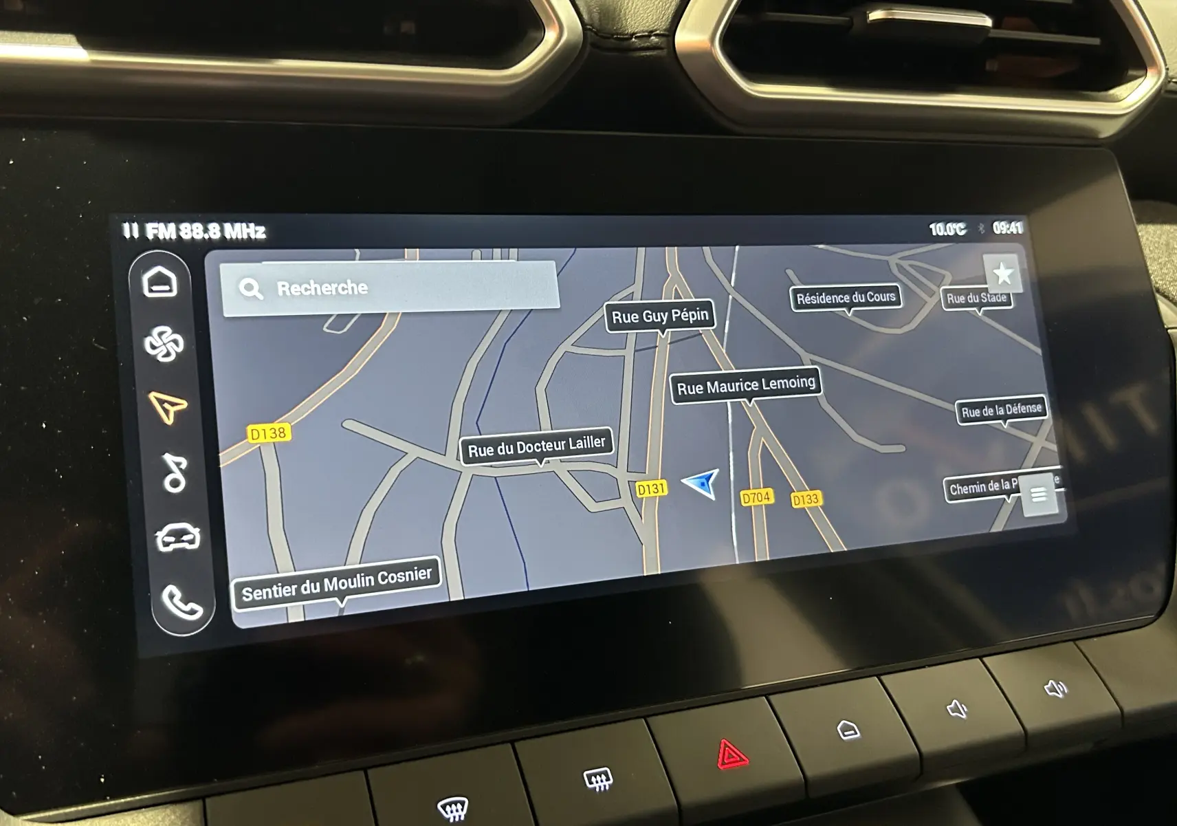 Écran tactile du GPS de la MG ZS Hybrid+ 2025, vue rapprochée du tableau de bord avec carte routière affichée.