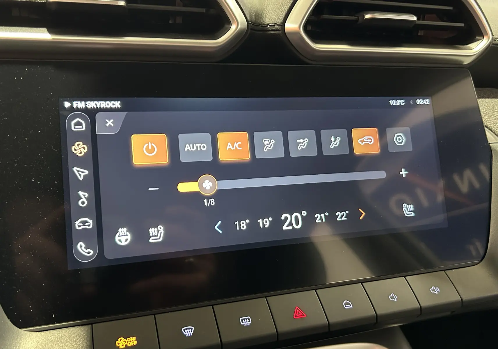 Écran tactile central du MG ZS Hybrid+ 2025 affichant les réglages de climatisation à 20°C, vue rapprochée intérieure.