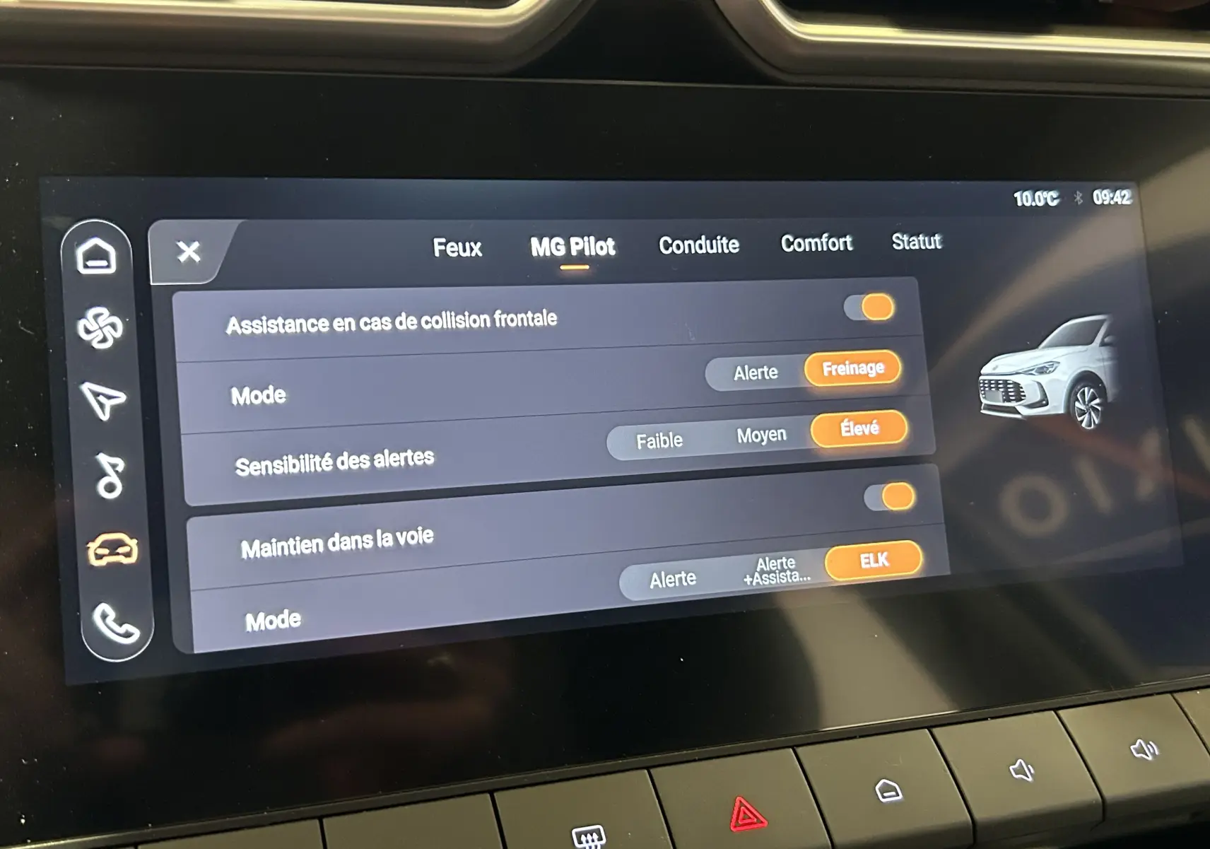 Écran tactile intérieur du MG ZS Hybrid+ 2025 montrant les réglages d'assistance à la conduite, vue rapprochée.