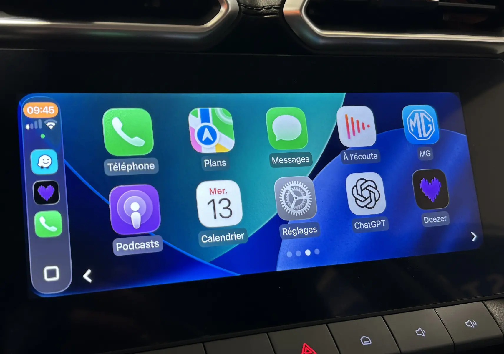 Écran tactile central du MG ZS Hybrid+ 2025 affichant l'interface Apple CarPlay avec plusieurs applications visibles.