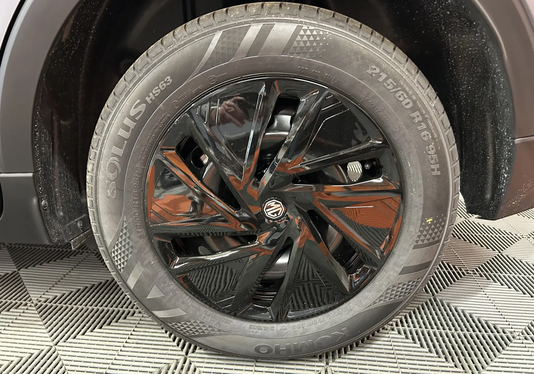 Gros plan sur la roue avant droite du MG ZS Hybrid+ 2025 avec jante noire brillante et pneu Kumho Solus.