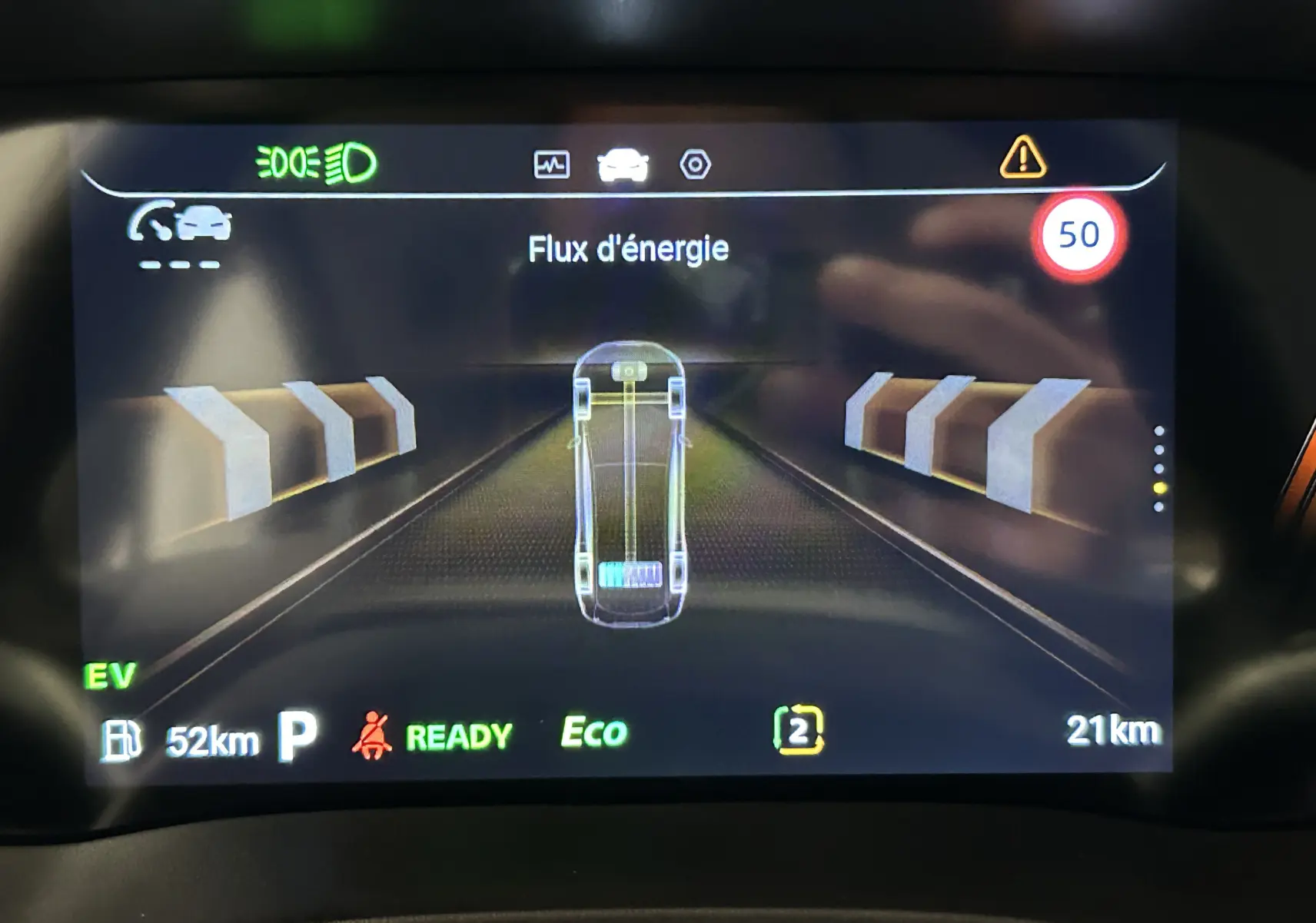 Affichage du tableau de bord MG ZS Hybrid+ 2025 montrant le flux d'énergie et l'interface de conduite en mode Eco.