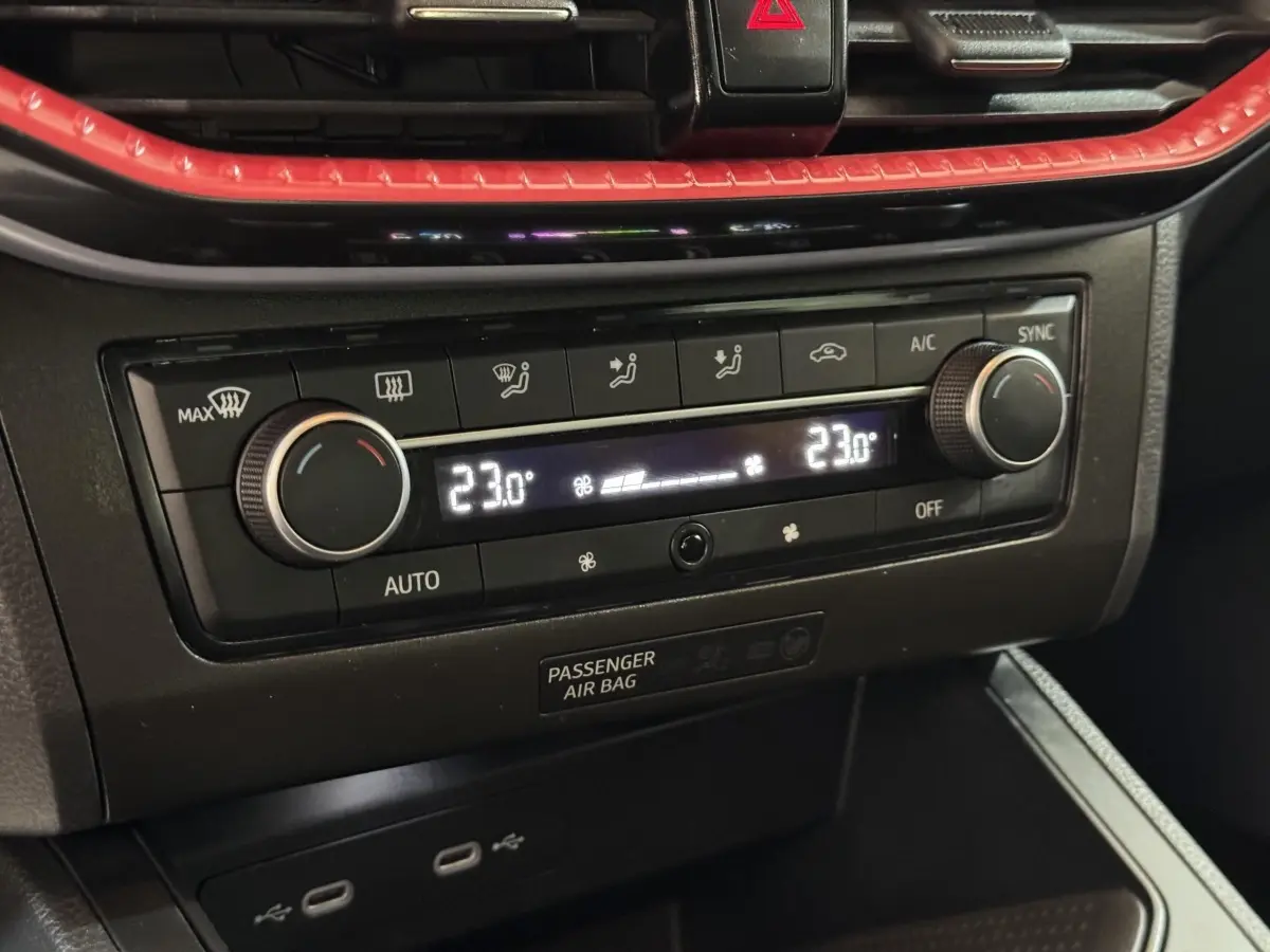 Gros plan sur la commande de climatisation digitale à double zone de la SEAT IBIZA 1.0 TSI 110 FR rouge de 2024.