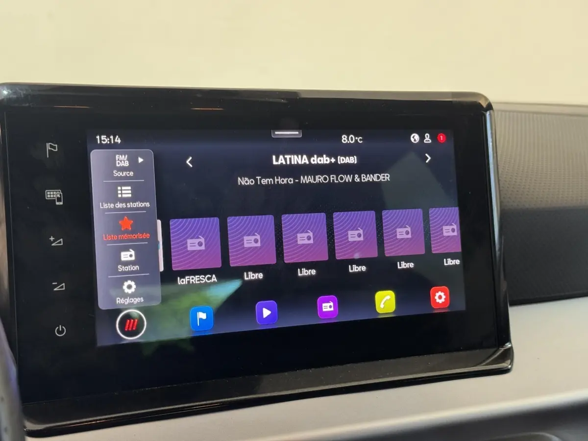 Écran tactile central affichant la radio DAB+ dans l'habitacle d'une SEAT Ibiza rouge, vue de face.