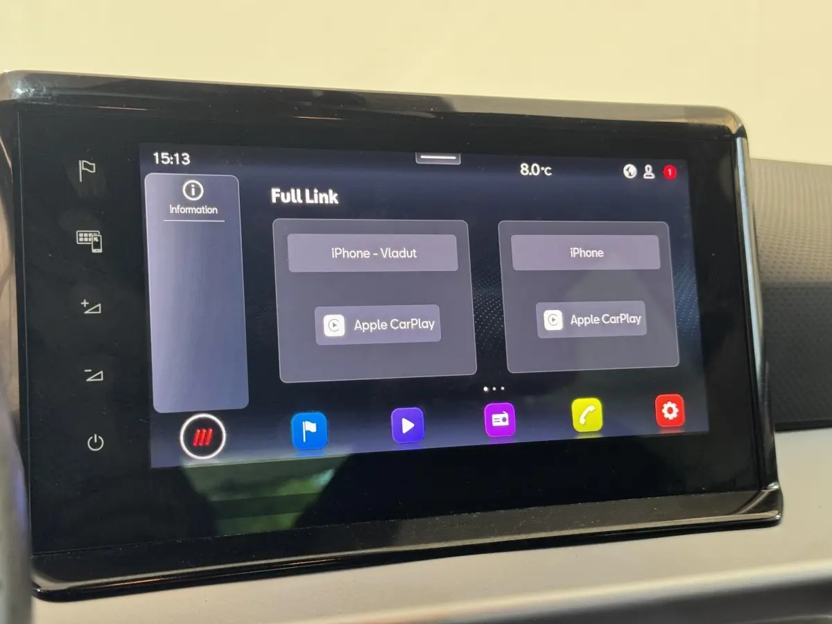 Écran tactile central de la SEAT Ibiza 1.0 TSI 110 FR 2024 affichant Apple CarPlay et informations de connexion.