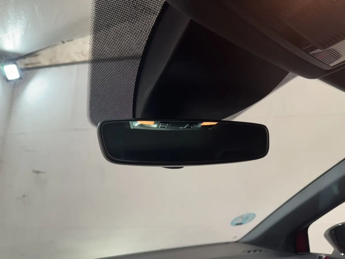 Vue intérieure centrée sur le rétroviseur intérieur d’une SEAT Ibiza 1.0 TSI 110 FR rouge de 2024.