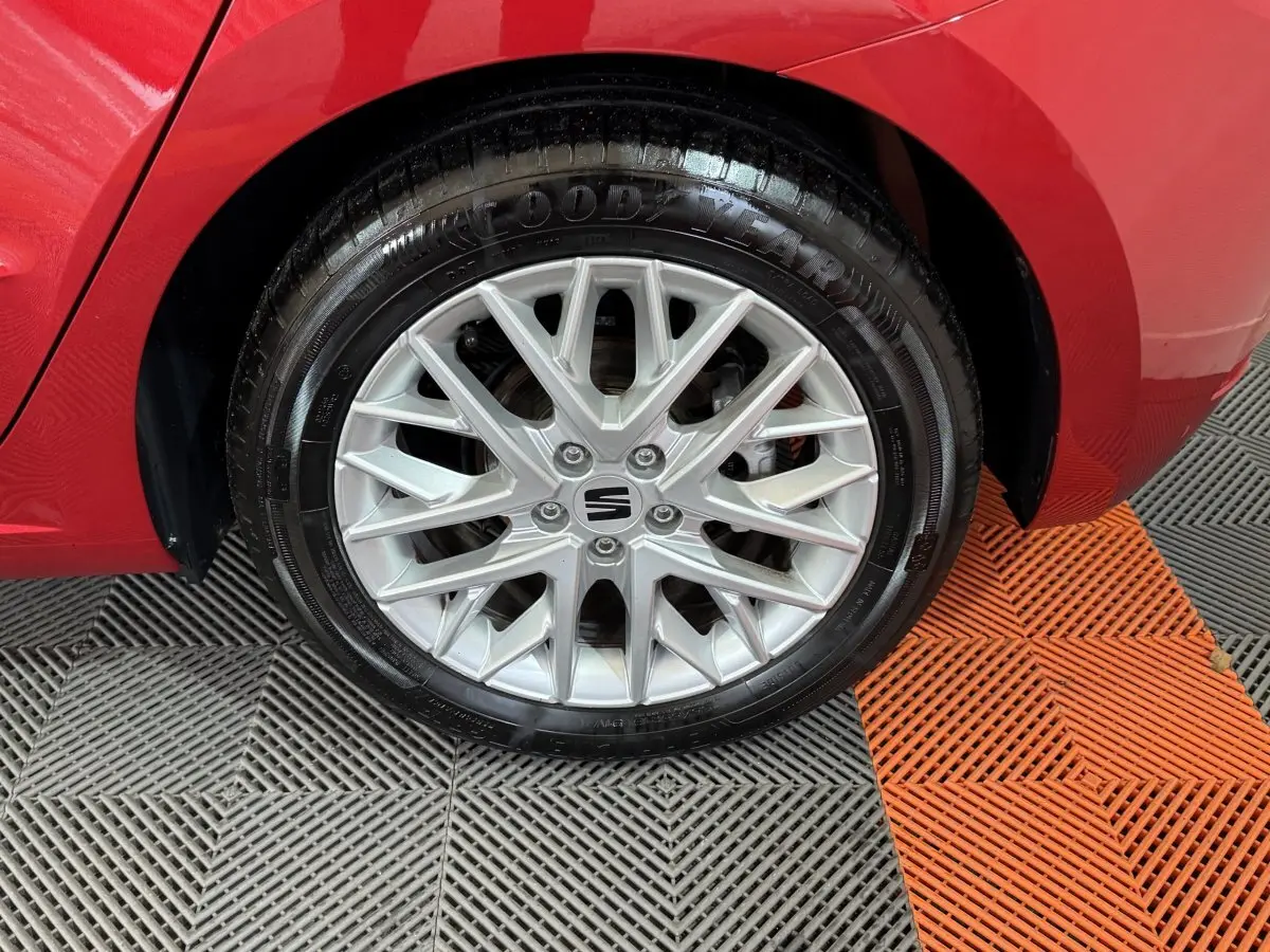 Gros plan sur la roue avant droite d’une SEAT Ibiza rouge 2024 avec jante alliage argentée et pneu Goodyear.