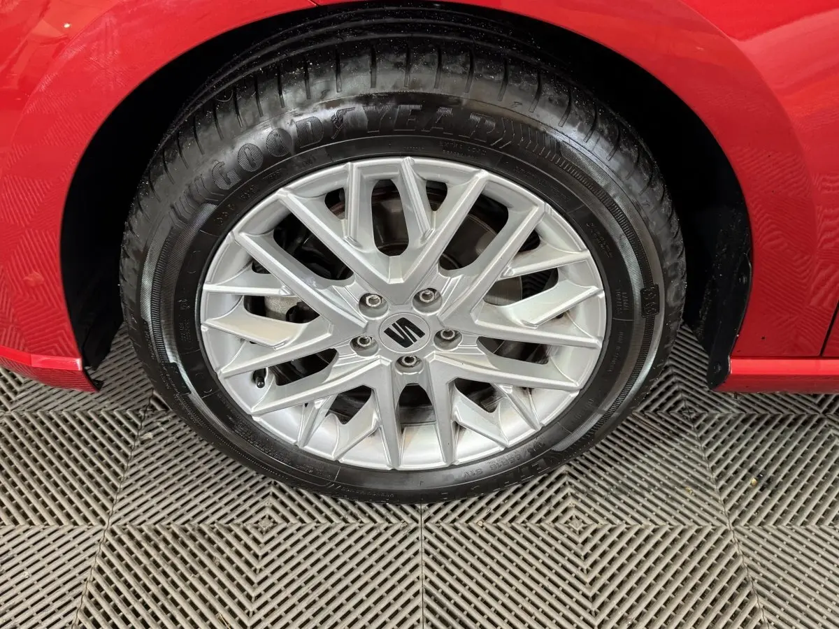 Gros plan sur la roue avant droite de la SEAT IBIZA 2024 rouge, avec jante alliage argentée et pneu Goodyear.