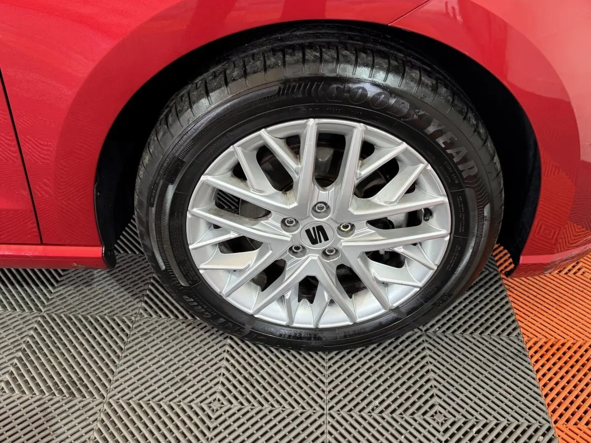 Gros plan sur la roue avant droite d’une SEAT Ibiza rouge 2024 avec jante alliage argentée et pneu Goodyear.