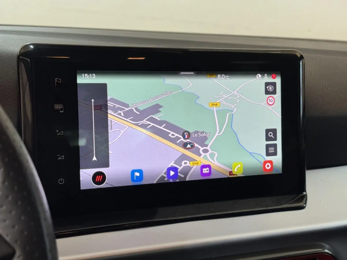 Écran tactile central affichant la navigation 3D du SEAT Ibiza 1.0 TSI 110 FR, vue intérieure proche du tableau de bord.