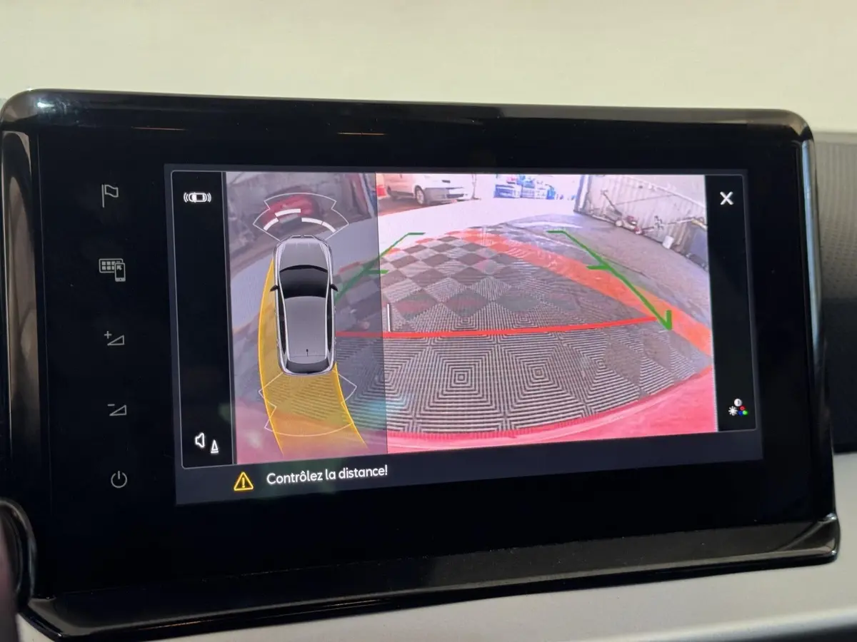 Écran tactile affichant la caméra de recul et les aides au stationnement du SEAT Ibiza rouge, vue intérieure.