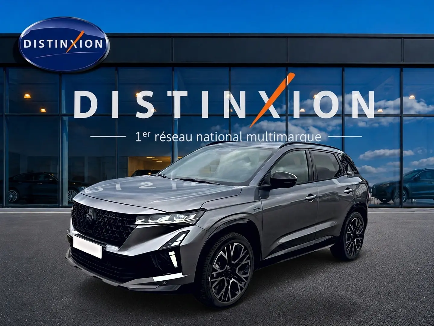 Renault Austral gris schiste en 3/4 avant droit, avec jantes alu noires et calandre noire distinctive esprit Alpine.