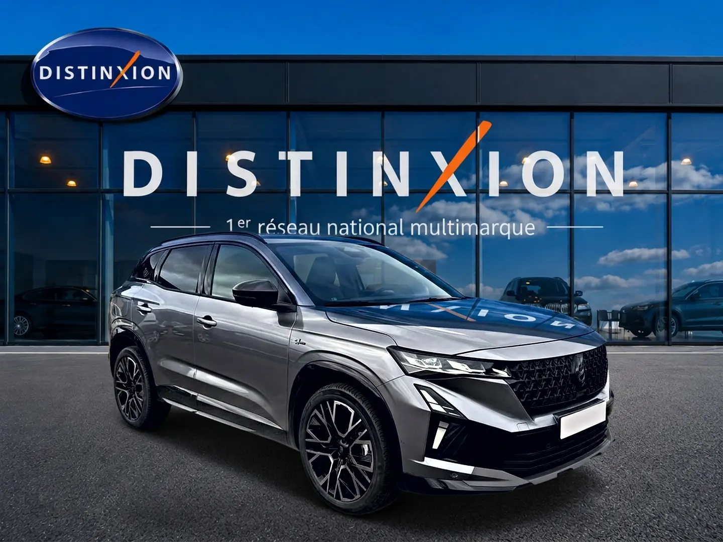 Renault Austral gris schiste en 3/4 avant droit, avec jantes noires et calandre noire distinctive esprit Alpine.