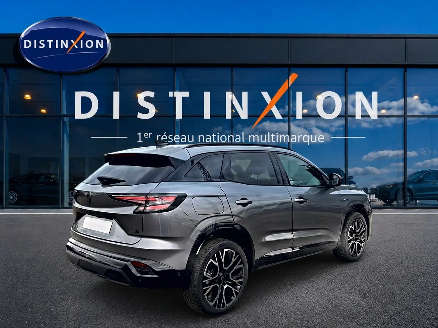 Renault Austral gris schiste en 3/4 arrière droit, avec jantes alu noires et feux arrière LED distinctifs.