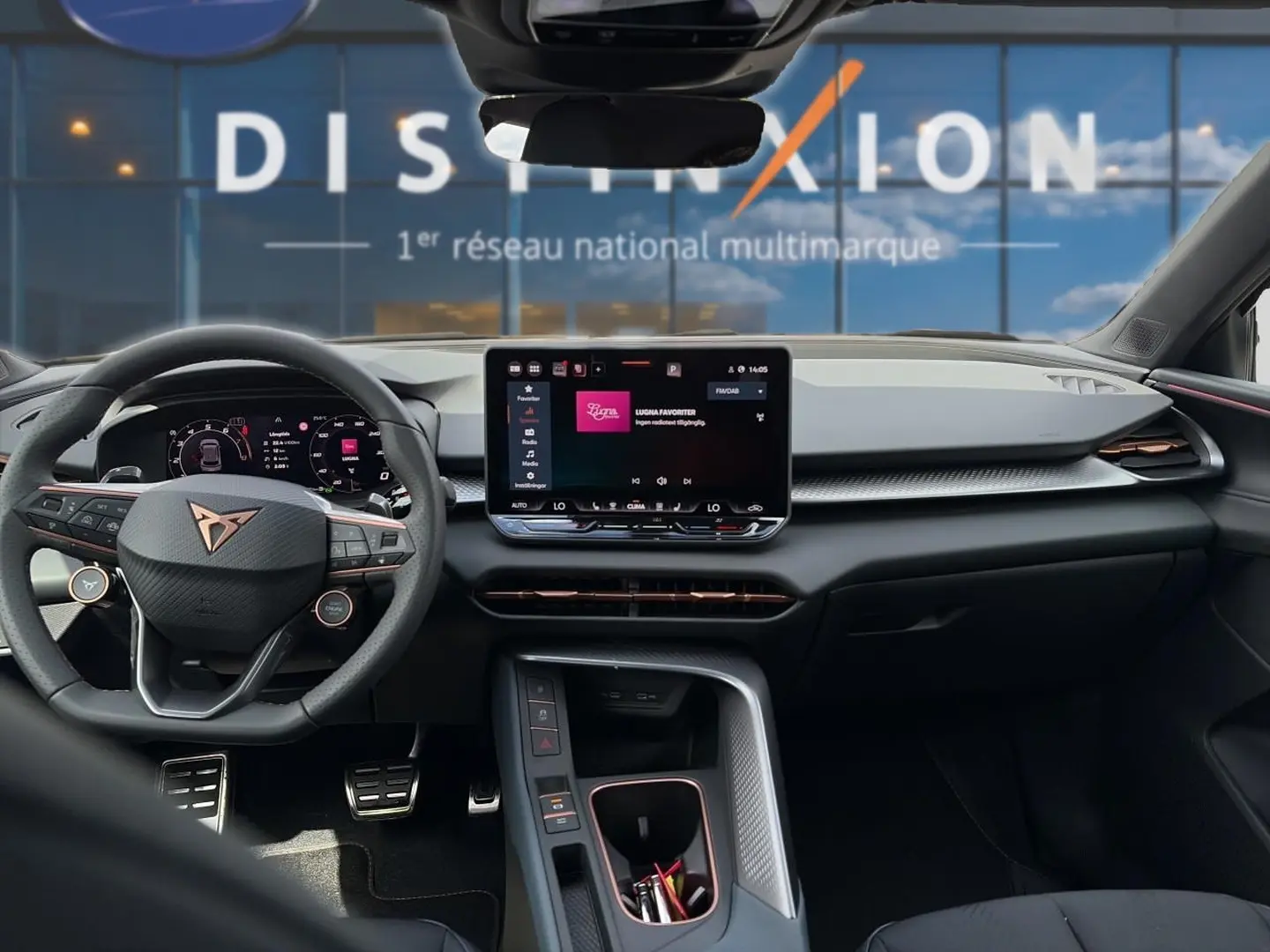 Vue intérieure frontale du tableau de bord et volant cuir noir avec touches cuivre du CUPRA TERRAMAR 2026.