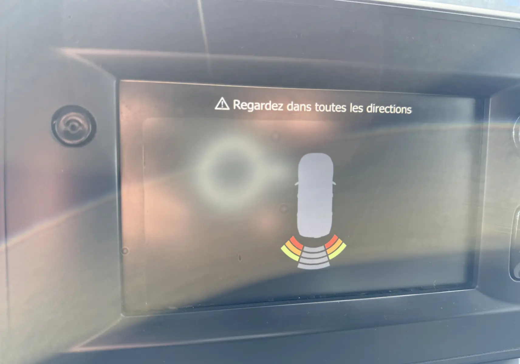 Écran du tableau de bord du Renault Master 2020 affichant l'alerte de proximité arrière avec signal sonore.