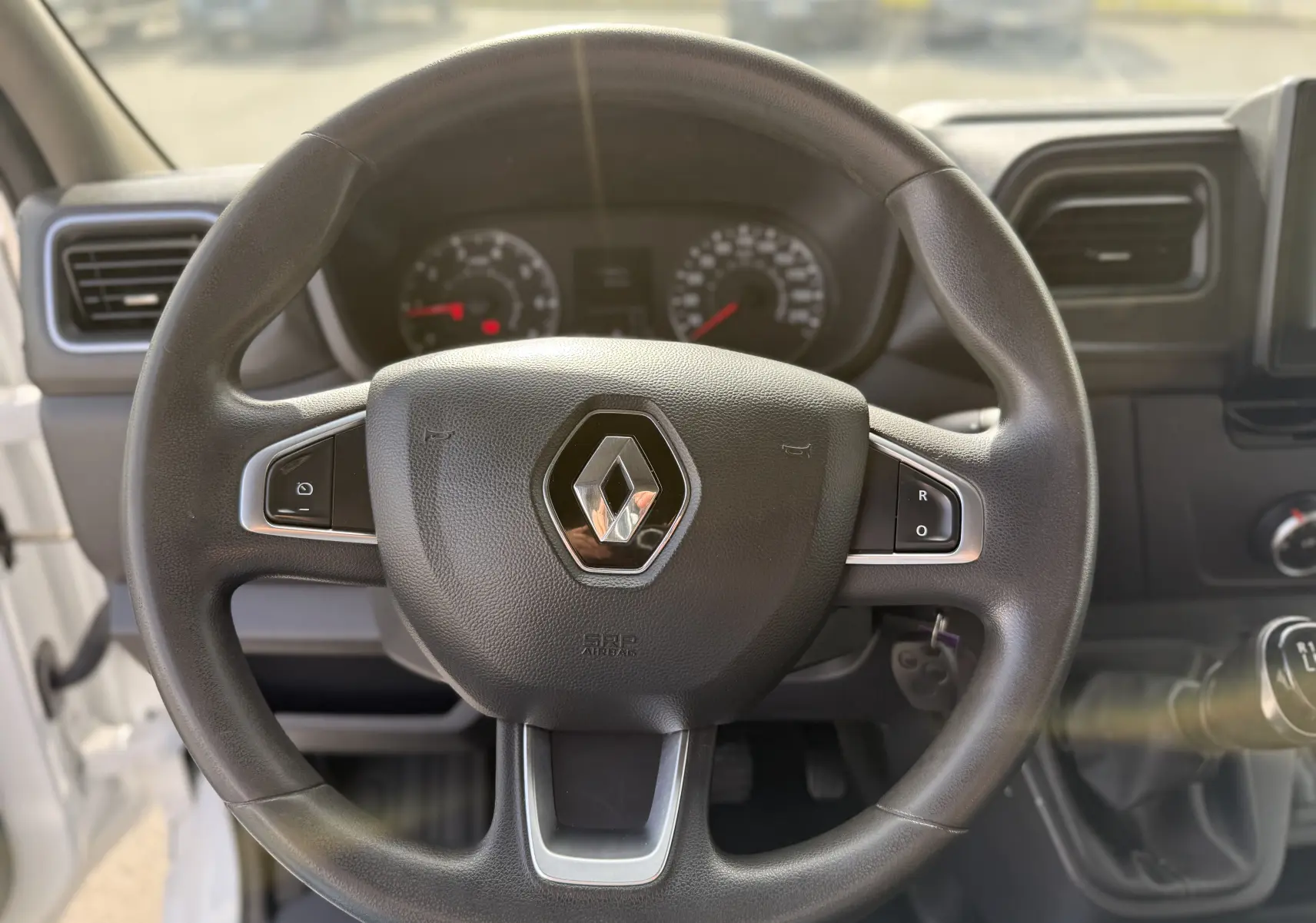 Vue rapprochée du volant noir du Renault Master 2020 avec tableau de bord et levier de vitesses visibles à droite.