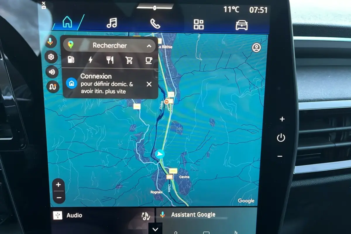 Écran tactile central du tableau de bord du Renault Rafale 2025 affichant la navigation GPS en mode carte.