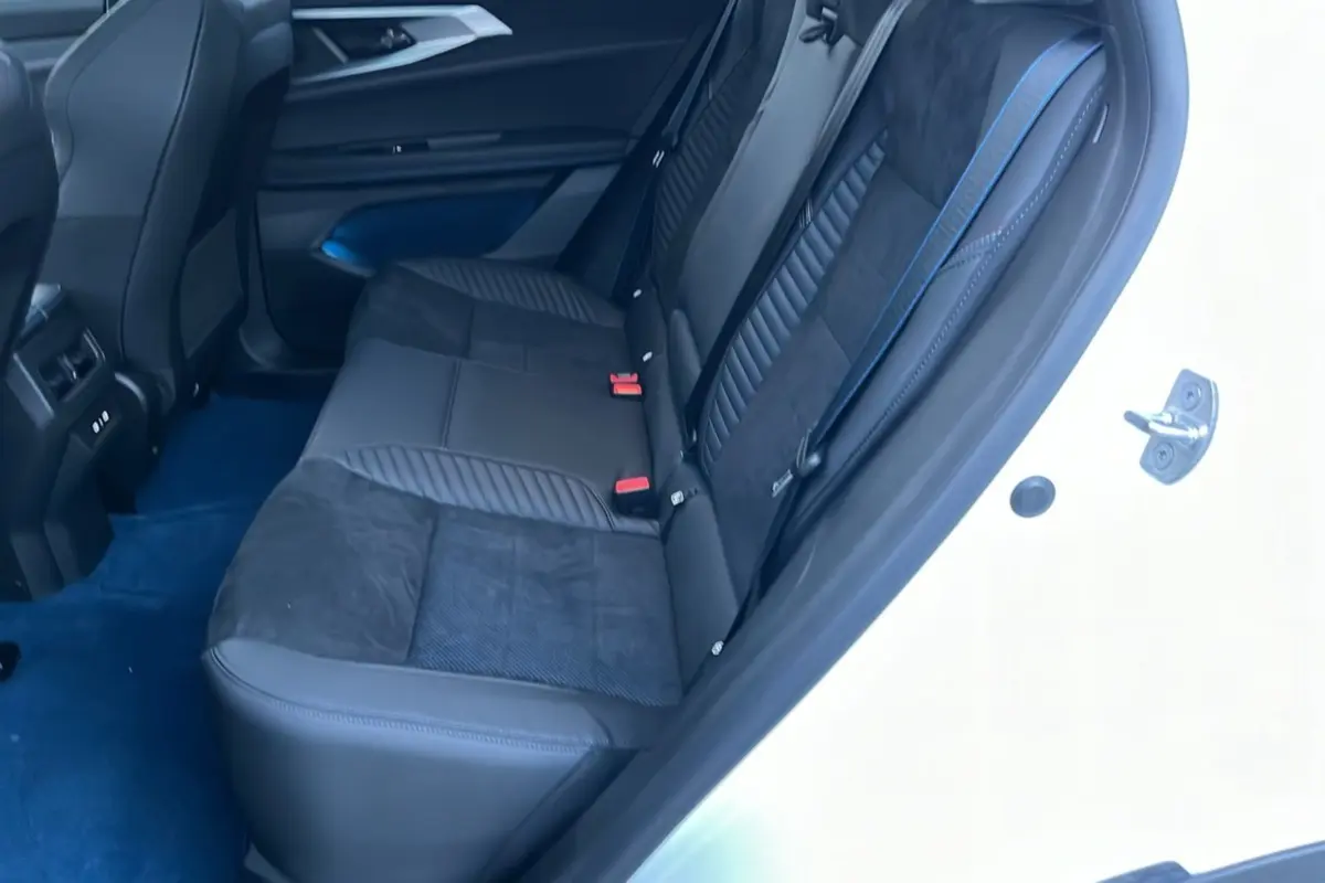Vue intérieure côté droit sur la banquette arrière en cuir semi-alcantara noir du Renault Rafale 4x4 300 Atelier Alpine.