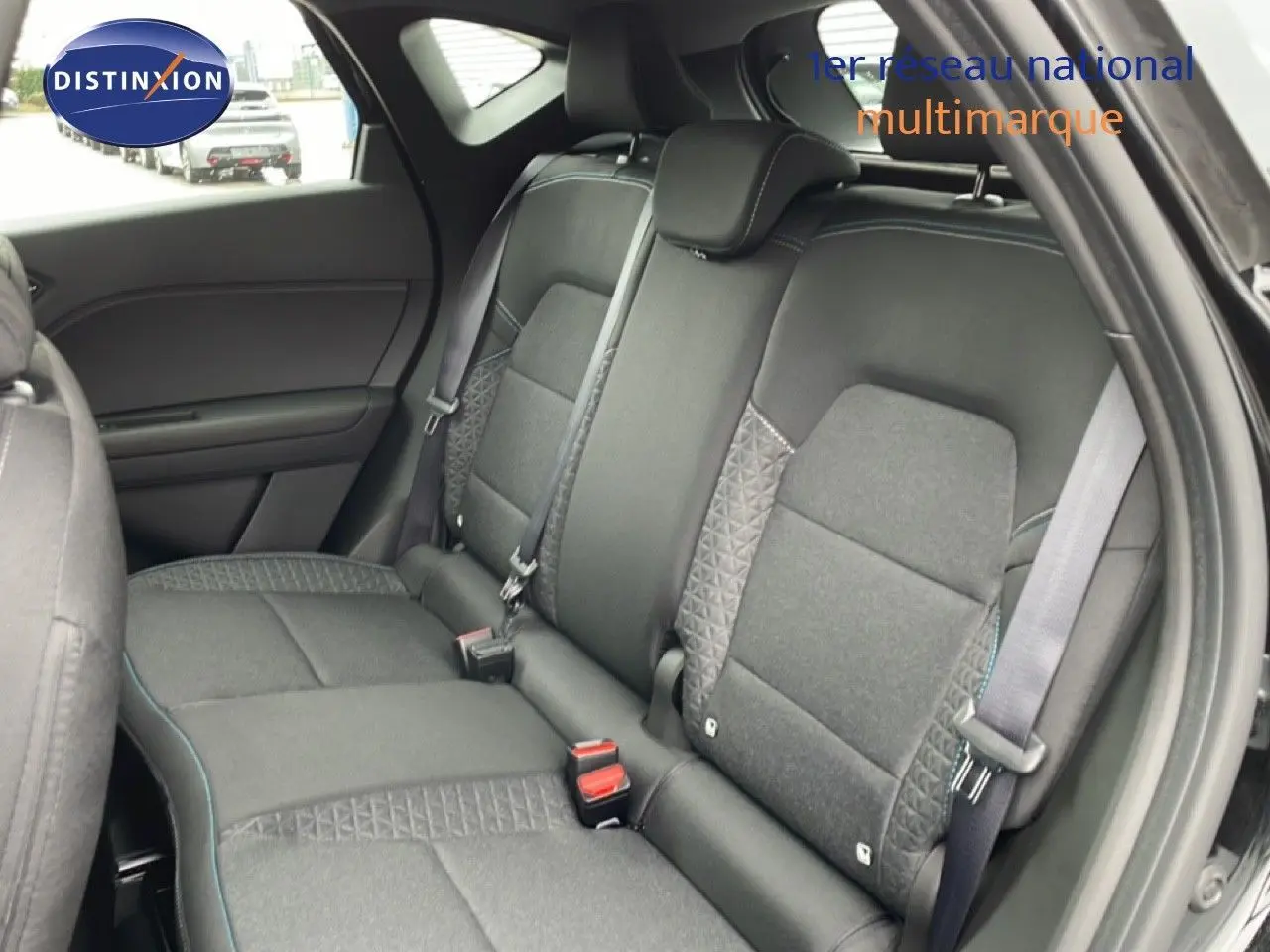 Vue intérieure côté droit des sièges arrière en tissu noir avec motifs géométriques d’un Renault Captur noir étoile métal 2025.