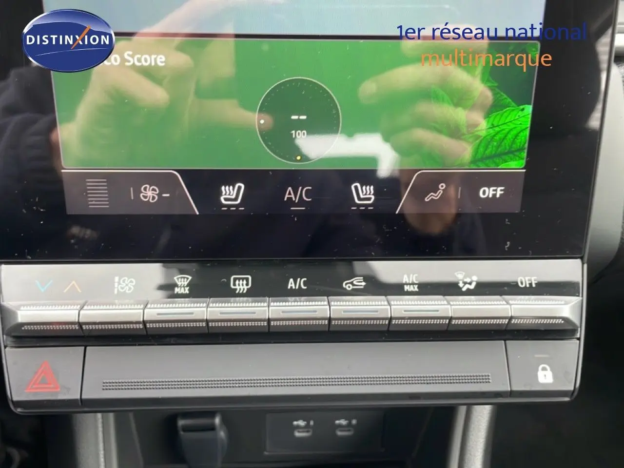 Gros plan sur la console centrale du Renault Captur noir étoile métal 2025, montrant les commandes climatisation et écran tactile.