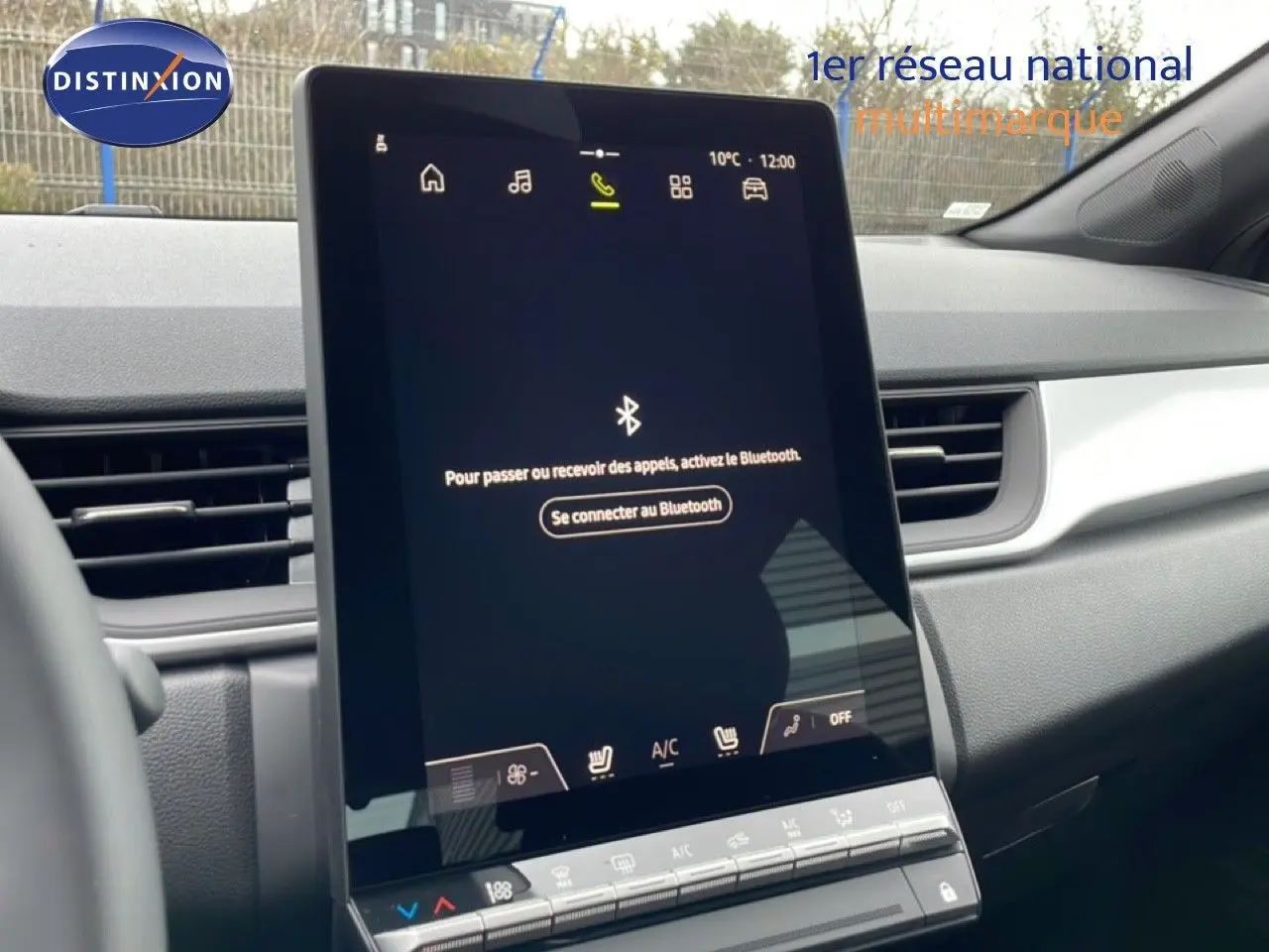 Vue intérieure centrée sur l’écran tactile vertical du tableau de bord du Renault Captur noir étoile métal.