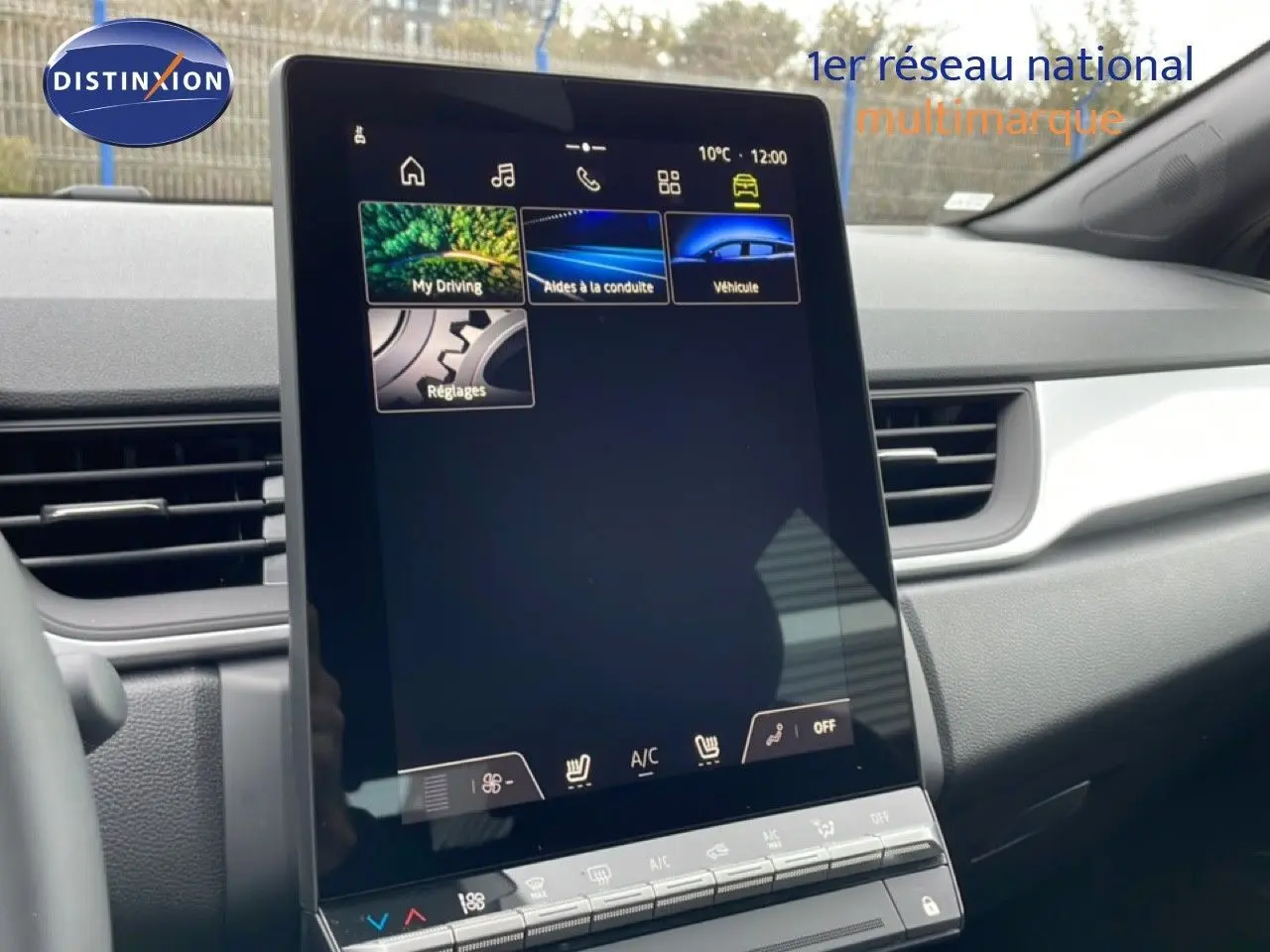 Écran tactile central vertical du tableau de bord du Renault Captur 2025, intérieur noir, vue de face.