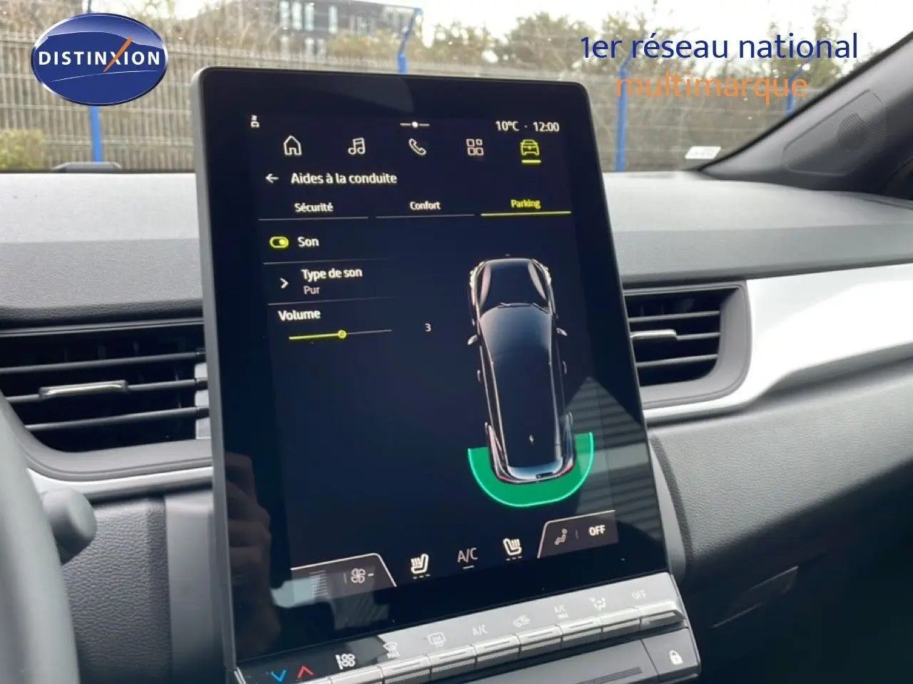 Écran tactile central du tableau de bord du Renault Captur 2025, affichant les aides à la conduite en mode parking.