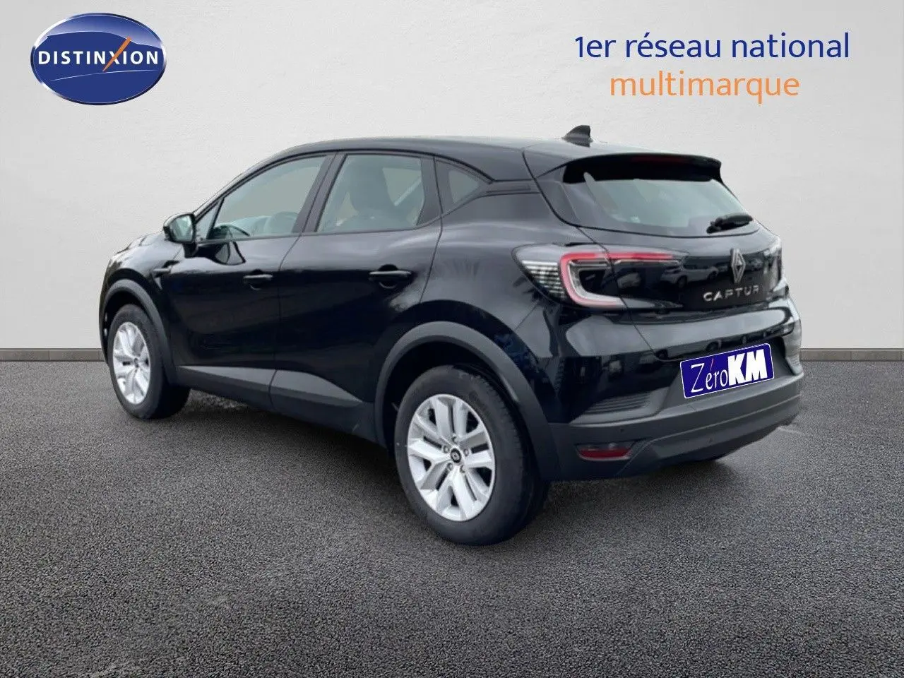 Renault Captur noir étoile métal en 3/4 arrière droit, avec feux arrière LED et jantes argentées visibles.