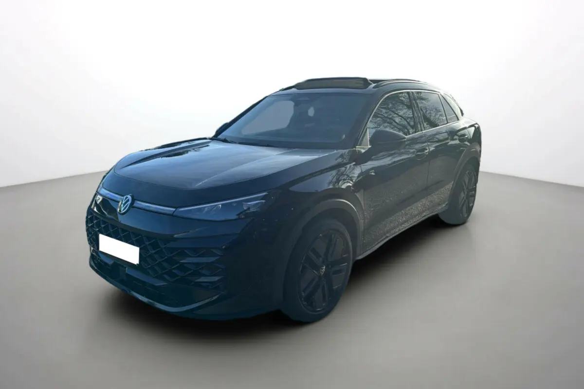 Volkswagen T-Roc noir ebène en 3/4 avant droit, avec jantes alu noires et toit ouvrant panoramique.