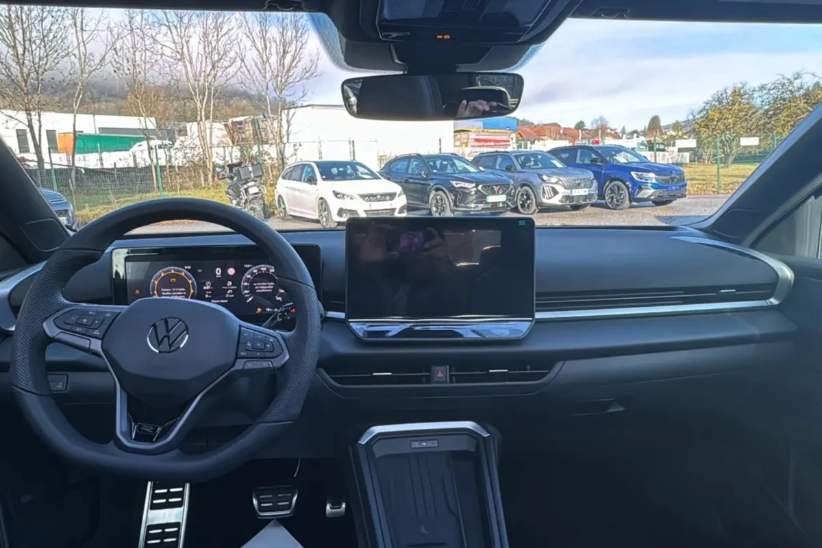 Vue intérieure avant du Volkswagen T-Roc 2026 noir ebène, avec tableau de bord digital et écran central tactile.