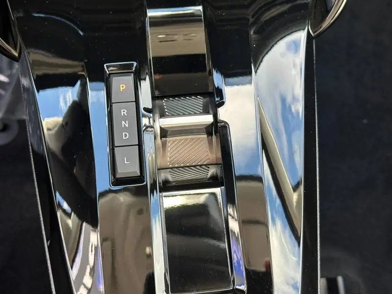 Gros plan sur la console centrale noire brillante du Citroën C3 Aircross 2026 avec sélecteur de boîte auto et commandes tactiles.