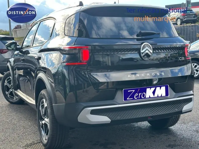 Vue 3/4 arrière droite d'un Citroën C3 Aircross noir avec feux arrière LED et jantes alliage.