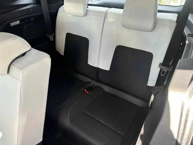 Vue intérieure arrière du siège 3e rangée bicolore noir et blanc du Citroën C3 Aircross 2026 hybride 7 places.