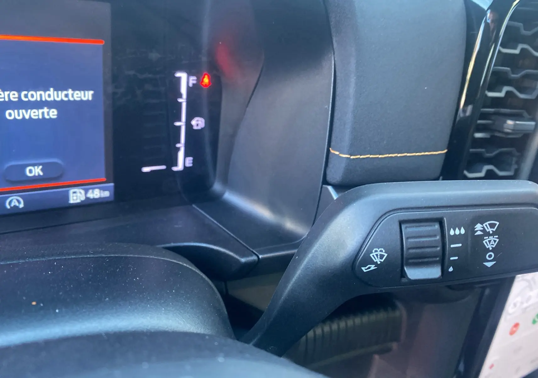 Gros plan sur la commande des essuie-glaces à gauche du tableau de bord du Ford Ranger gris carbone 2025.