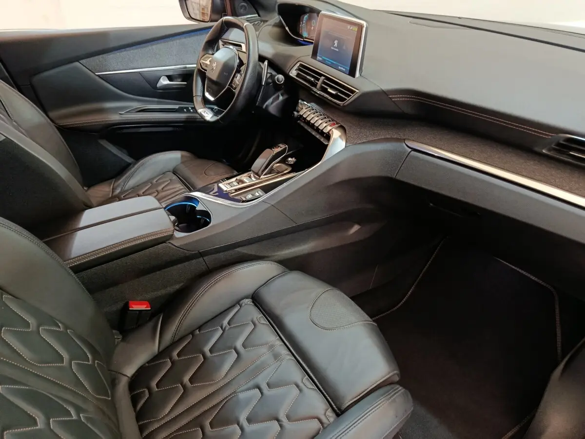 Intérieur Peugeot 3008 GT Pack 2020 vu côté passager, sièges cuir noirs et tableau de bord avec écran tactile central.
