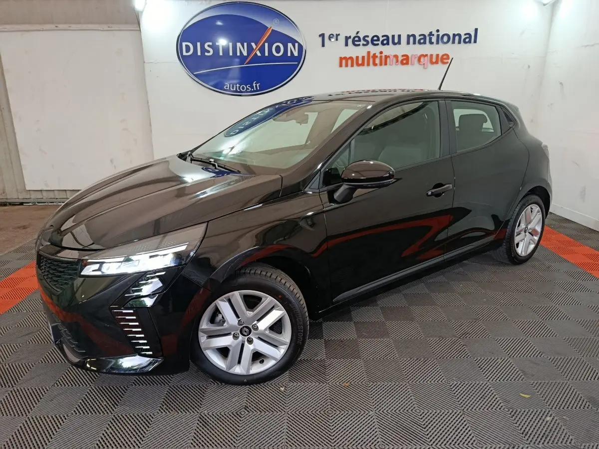 Renault Clio Evolution Blue dCi 100 noire vue en 3/4 avant droit, avec phares LED et jantes alliage visibles.
