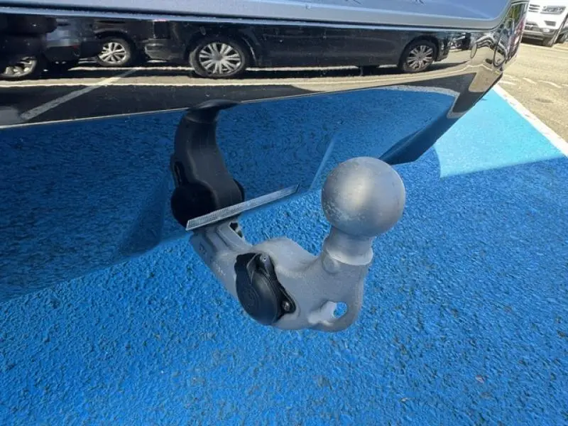 Gros plan sur le crochet d'attelage automatique gris fixé à l'arrière d'une BMW X3 xDrive20 gris métallisé.